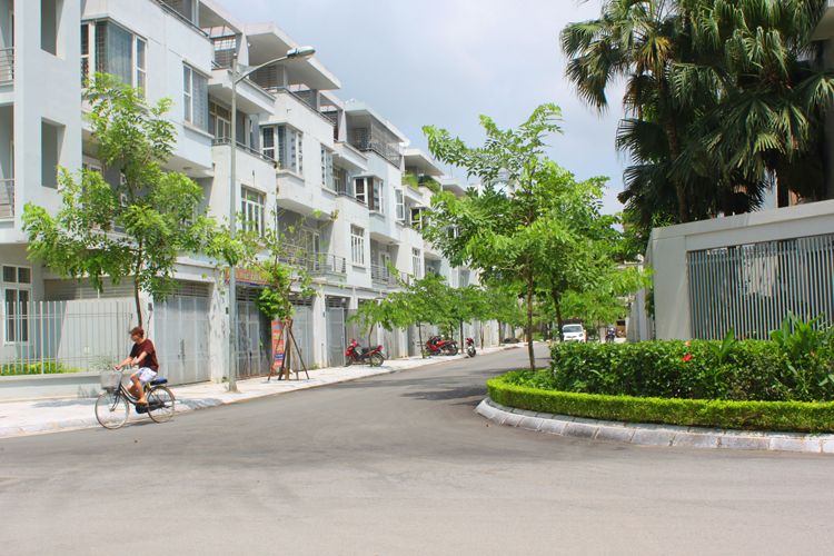 Cần cho thuê nhà liền kề 89m2 hướng chính Nam, thiết kế rộng rãi hiện đại, KĐT Văn Phú